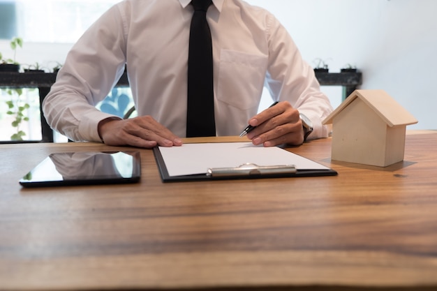 zakenman ondertekening contract een overeenkomst maken met makelaar Concept voor consultant.