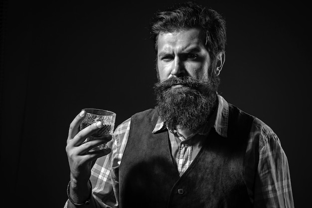 Zakenman ontdoet zich van stress met whisky die de beste whisky drinkt, modieuze man in wit overhemd en