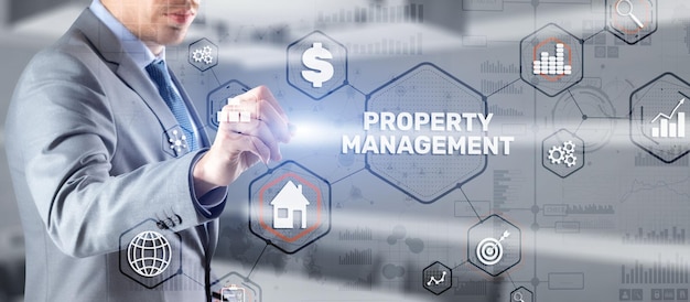 Zakenman op de knop PROPERTY MANAGEMENT drukken op virtuele schermen