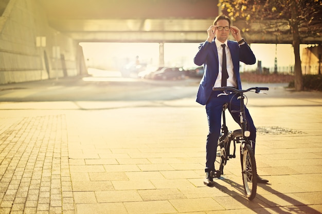 Zakenman op een fiets