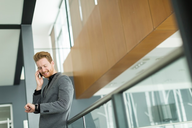 Zakenman op een telefoon