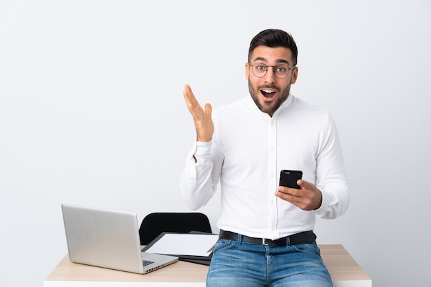 Zakenman op een werkplek met een laptop