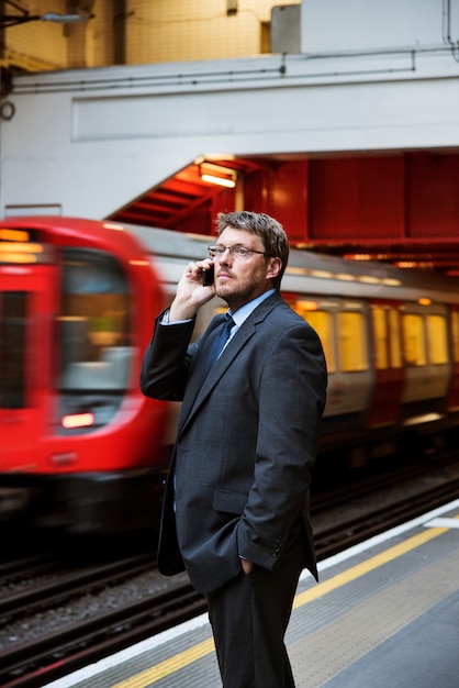 Zakenman op het treinstation