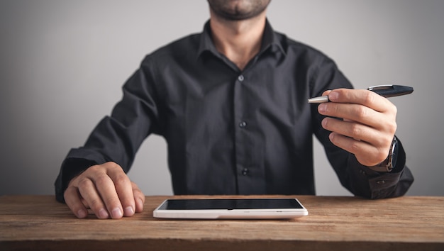 Zakenman pen houden en werken zijn tablet.