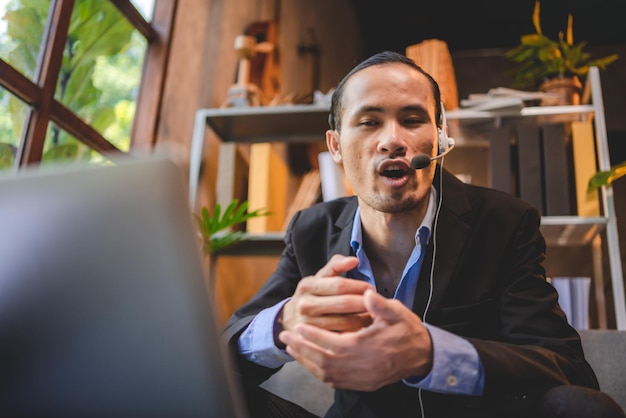 Zakenman persoon die online zaken doet met laptop videoconferentie communicatie gespreksvergadering