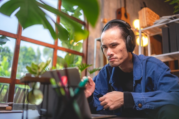 Zakenman persoon die online zaken doet met laptop videoconferentie communicatie gespreksvergadering