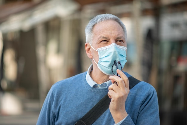 Zakenman portret buiten met een beschermend masker tegen covid 19 coronavirus pandemie