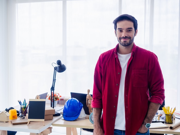 Zakenman poseren in office