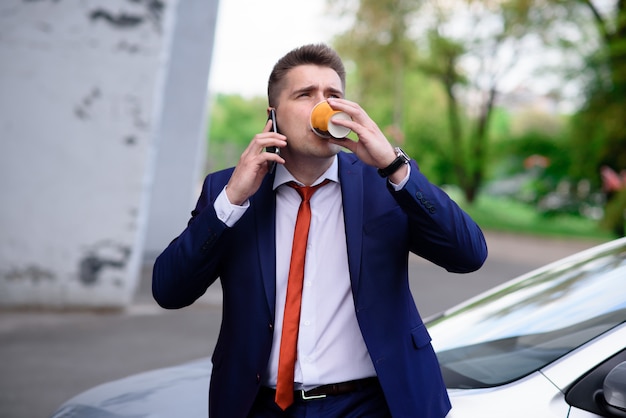 Zakenman praten aan de telefoon.