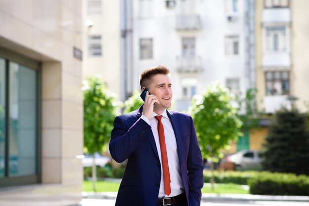 Zakenman praten aan de telefoon.