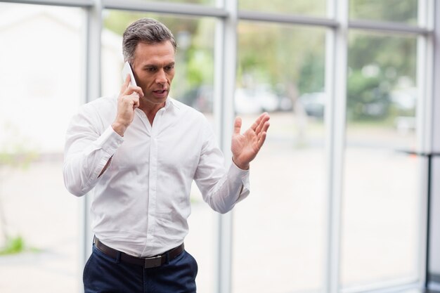 Zakenman praten op mobiele telefoon