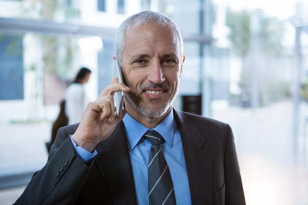 Zakenman praten op mobiele telefoon