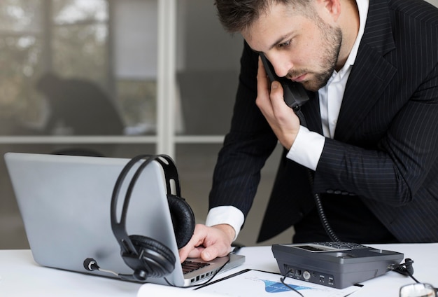 Foto zakenman praten over de telefoon