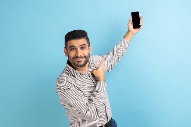 Zakenman praten videogesprek kijken naar camerapunten op smartphone omhoog met mockup leeg scherm