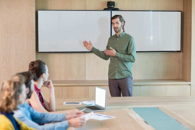 Zakenman presentatie geven aan collega's