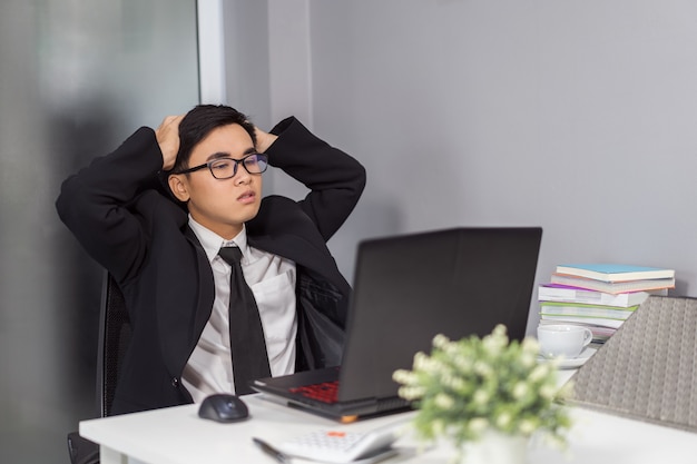 zakenman probleem met behulp van laptop