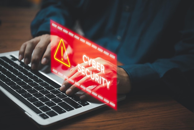 Foto zakenman programmeur ontwikkelaar met behulp van laptopcomputer met driehoek voorzichtigheid waarschuwingsbord systeem gehackt op computer netwerk cybersecurity kwetsbaarheid