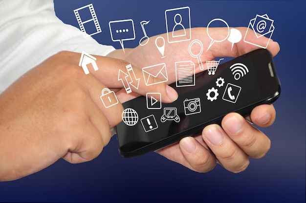 Zakenman raakt zijn smartphone aan met een wijzende vinger en er komen applicatie-pictogrammen uit