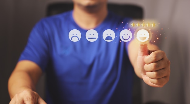 Zakenman rating geven met happy icon Customer Experiences Concept Positieve Review en Feedback