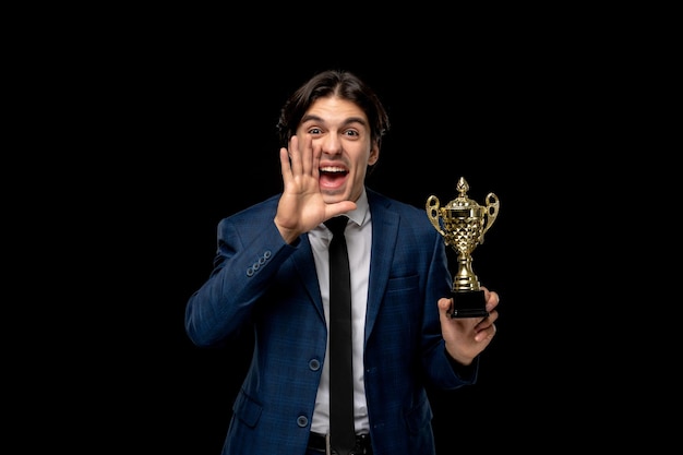 Zakenman schattige brunette man in donkerblauw pak met de stropdas schreeuwen en houden trofee