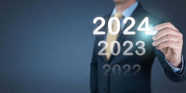 Zakenman schrijft 2024 jaar op virtueel scherm Zakelijke en technologische doelen en prestaties in 2024 economische prognoses voor 2024 zakenman schrijft 2024 op virtueel scherm
