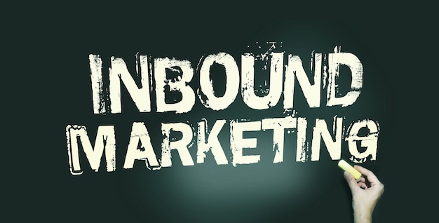 Zakenman schrijft met krijt INBOUND MARKETING op bord Bedrijfsconcept