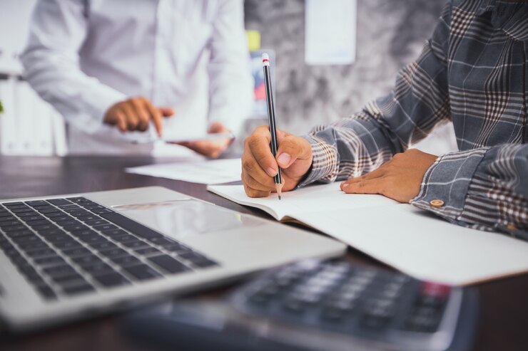 Zakenman schrijven en plannen op notebook