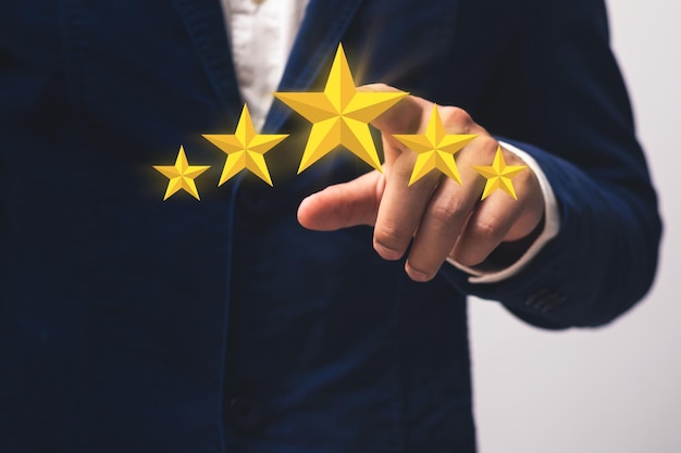 Foto zakenman selecteert 5-sterren concept van tevredenheidsgarantie beoordeling goede beoordeling beste ervaring