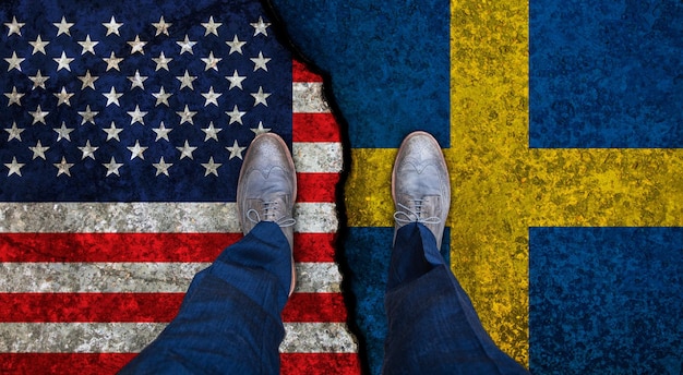 Zakenman staat op gebarsten vlaggen van de VS en Zweden Politiek concept