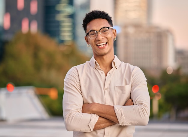 Zakenman stad en glimlach portret van een werknemer klaar voor werk in een stedelijk kantoorgebouw Opgewonden gelukkige en glimlachende zakenman uit Brazilië in de ochtend met geluk van creatieve baan