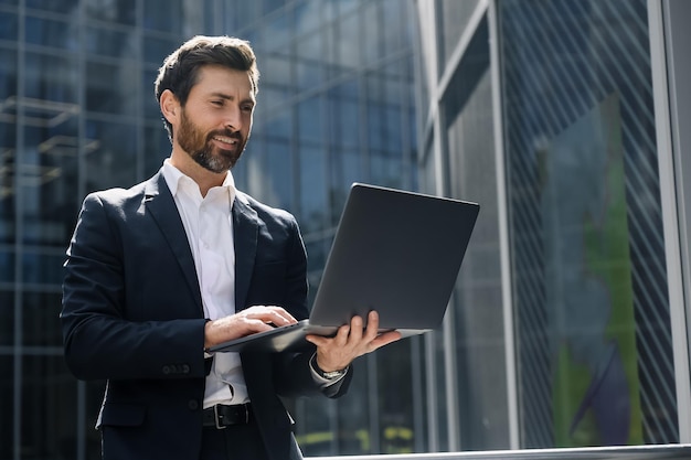 Zakenman. Stijlvolle zakenman met een laptop