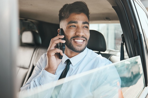 Zakenman telefoongesprek en reizen in de auto voor communicatie mobiel netwerken of denken aan chat Gezicht gelukkige Indiase bedrijfsmedewerker of praten met contact smartphone of rijden in taxivervoer