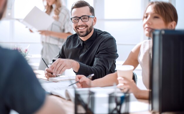 Zakenman tijdens een ontmoeting met zijn business team