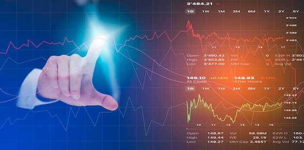 Zakenman touchscreen lijn van aandelenmarkt of forex trading grafiek en kandelaar grafiek geschikt voor financiële investeringsconcept, economie trends achtergrond voor bedrijfsidee en alle kunstwerken ontwerp.