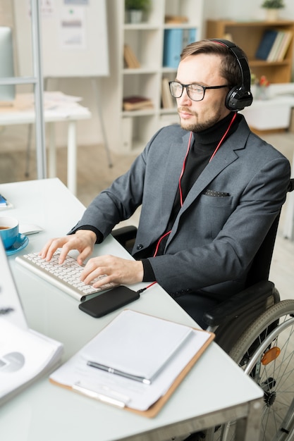 Zakenman typen op de computer