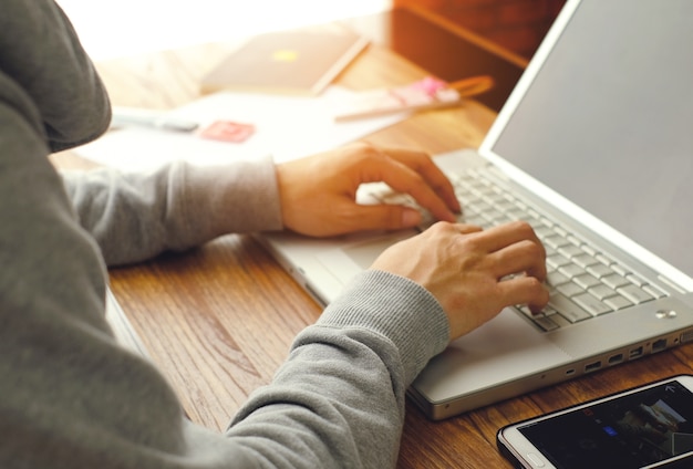 zakenman typen op laptop met laptop en mobiele telefoon