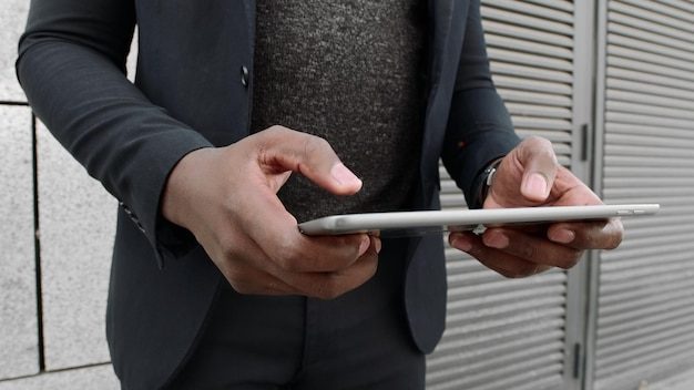 Foto zakenman typen op tablet op straat in de stad executive met behulp van tablet op straat