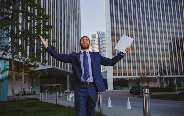 Zakenman viert zijn succes in een business center ambities concept en happy business