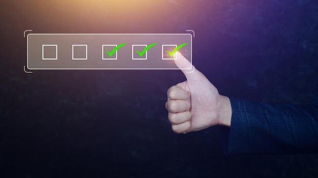Zakenman vink correct tekenteken voor document goedkeuren projectacceptatie en kwaliteitsborgingsconcept neem een beoordelingsvragenlijst evaluatie online enquête online examen checklist