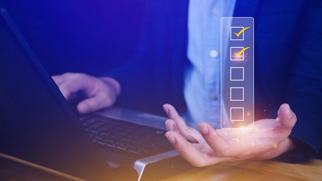 Zakenman vink correct tekenteken voor document goedkeuren projectacceptatie en kwaliteitsborgingsconcept neem een beoordelingsvragenlijst evaluatie online enquête online examen checklist