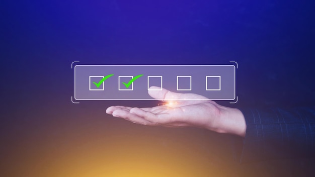 Zakenman vink correct tekenteken voor document goedkeuren projectacceptatie en kwaliteitsborgingsconcept neem een beoordelingsvragenlijst evaluatie online enquête online examen checklist