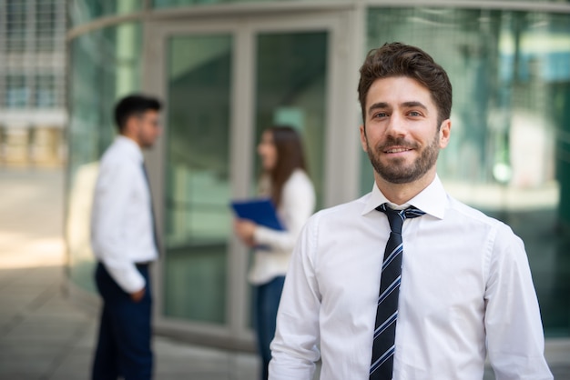 Zakenman voor een groep collega's