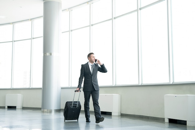 Zakenman wandelen in de luchthaven