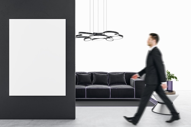 Foto zakenman wandelen in moderne heldere witte woonkamer interieur met lege mock up poster op muur bank tafel betonnen vloeren en decoratieve artikelen home ontwerpen concept