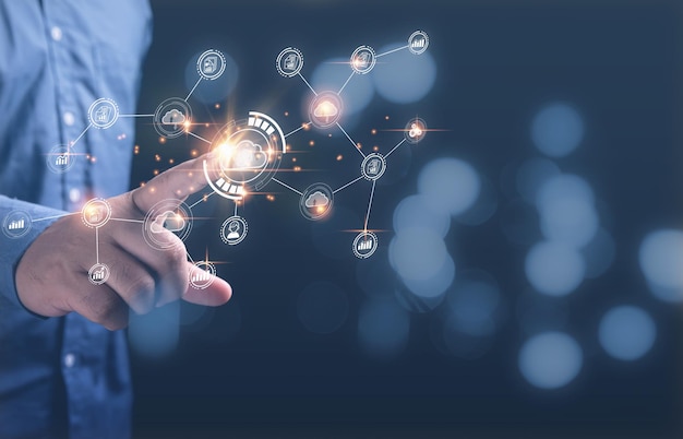 Zakenman wat betreft pictogram cloud computing met netwerk- en gegevensinformatiebedrijf Beveiligingsdatabase zakelijk internet digitaal netwerktechnologieconcept
