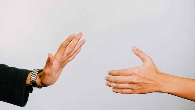 Foto zakenman weigert handen te schudden onderhandelingen, zakelijke relaties concept.