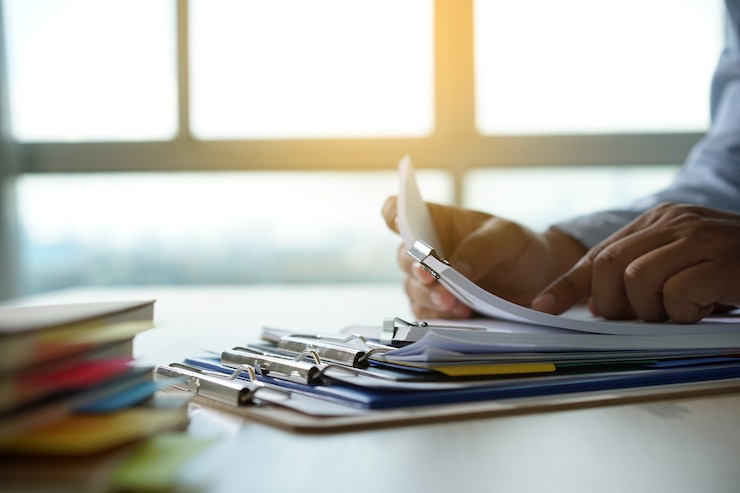 Foto zakenman werken documenten financiële grafiek lezen om te werken succes analyseer document plannen