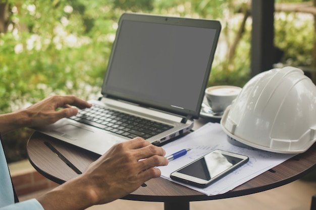 Zakenman werken door computerwerk in café