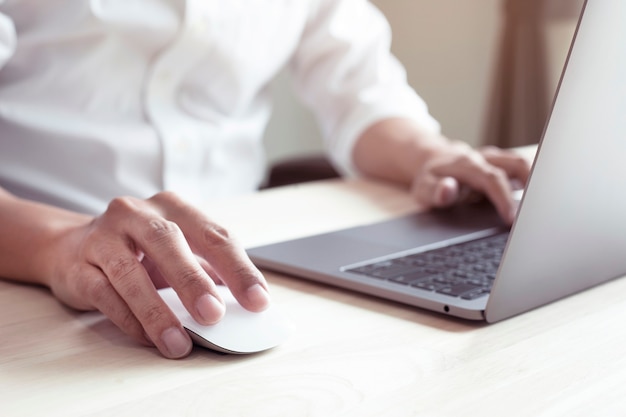 Zakenman werken en typen op het toetsenbord van de computer