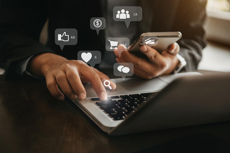 Foto zakenman werken met smartphone en digitale laptopcomputer
